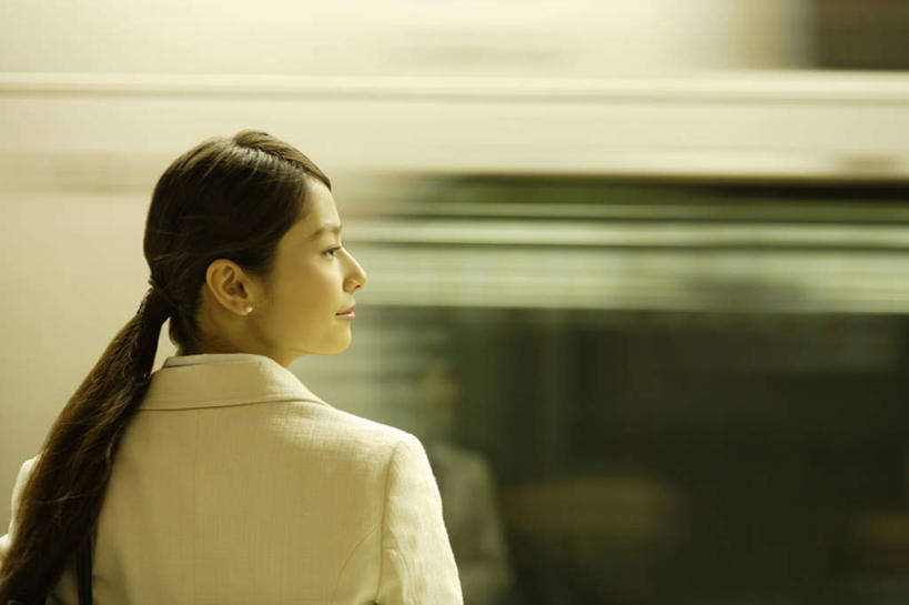 东方人,一个人,商务人士,商务女性,站,横图,室内,白天,地铁,亚洲,仅一个年轻女性,仅一个女性,仅一个人,阴影,套装,朦胧,模糊,反射,影子,轨道交通,扭头,注视,黄种人,背面,观察,看,站着,转头,观看,察看,关注,商务装,工薪阶层,年轻女性,女人,女性,亚洲人,白领,上班族,站立,半身,彩图,地铁机动车,地下铁,轻轨