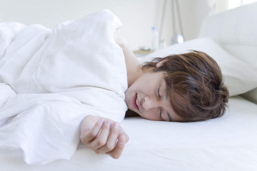 东方人,一个人,躺,闭眼,睡,横图,室内,白天,正面,床,靠垫,卧室,亚洲,仅一个男性,仅一个人,服装,墙,床单,靠枕,休闲装,黄种人,被子,墙壁,墙面,仅一个年轻男性,衣服,白色,垫子,枕头,休闲,休闲服,服饰,单人床,被单,卧着,男人,男性,年轻男性,亚洲人,闭眼睛,闭着眼,闭着眼睛,困,困觉,寝息,睡觉,躺着,卧,半身,彩图,睡房,卧房