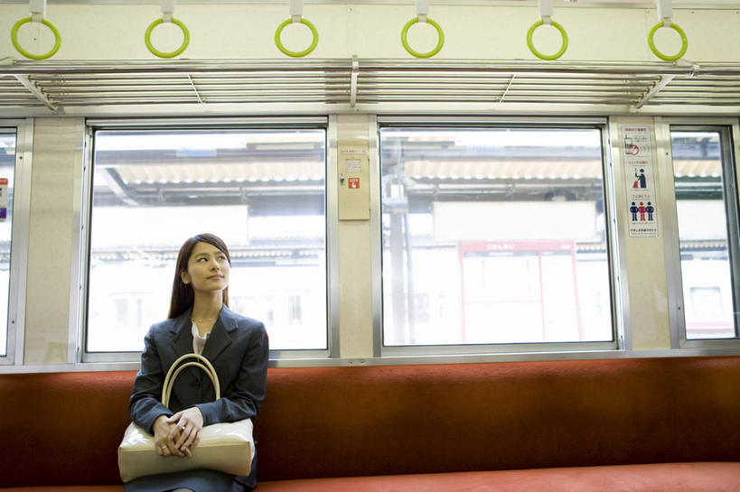 东方人,一个人,商务人士,商务女性,坐,横图,室内,白天,正面,地铁,亚洲,仅一个年轻女性,仅一个女性,仅一个人,握,套装,朦胧,模糊,包,扶手,皮包,轨道交通,拿,拿着,注视,黄种人,把手,观察,看,握着,观看,单肩包,察看,关注,商务装,工薪阶层,公交车拉手,年轻女性,女人,女性,亚洲人,白领,上班族,拉手,抬头,仰头,坐着,半身,彩图,地铁机动车,地下铁,轻轨