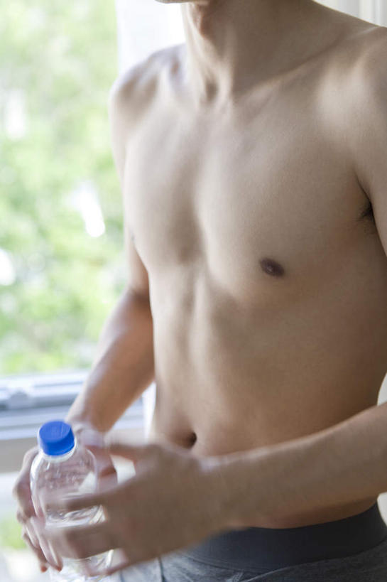 东方人,一个人,站,竖图,室内,白天,正面,草地,草坪,水,植物,叶子,亚洲,仅一个男性,仅一个人,握,服装,朦胧,模糊,液体,水滴,绿叶,拿,拿着,休闲装,黄种人,草,仅一个年轻男性,衣服,绿色,瓶子,塑料制品,站着,休闲,休闲服,嫩叶,塑料瓶,握着,服饰,男人,男性,年轻男性,亚洲人,叶,叶片,站立,半身,彩图