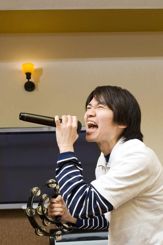 东方人,一个人,站,举,闭眼,竖图,室内,白天,侧面,电视,照明,亚洲,仅一个男性,仅一个人,握,服装,环保,朦胧,模糊,壁灯,灯光,乐器,铃鼓,音乐,拿,拿着,休闲装,黄种人,灯,仅一个年轻男性,衣服,绿色,灯具,液晶电视,托,站着,休闲,休闲服,清晰,握着,唱歌,服饰,轻薄,ktv包厢,包厢,唱,打击乐器,手鼓,照亮,回收,资源,照明设备,彩电,歌厅,歌唱,包房,利用,便携,低碳,循环,彩色电视机,ktv包房,男人,男性,年轻男性,亚洲人,电视机,闭眼睛,闭着眼,闭着眼睛,举起,举手,举着,向上举,向上伸,向上托,站立,半身,彩图,卡拉ok,高清