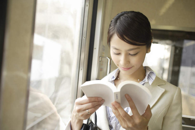 东方人,脸,头,脸颊,手,一个人,商务人士,商务女性,站,笑,微笑,横图,室内,特写,白天,正面,爱情,看书,阅读,窗户,书籍,亚洲,双手,仅一个年轻女性,仅一个女性,仅一个人,握,学习,阴影,套装,朦胧,模糊,反射,包,皮包,影子,浪漫,拿,拿着,注视,黄种人,肩膀,玻璃窗,装饰品,一个,戒指,饰品,首饰,书本,观察,看,站着,手部,恩爱,读书,浏览,握着,单个,观看,单肩包,信物,察看,权利,关注,商务装,工薪阶层,手饰,年轻女性,女人,女性,亚洲人,头部,脸部,脸蛋,面部,白领,上班族,书,图书,站立,半身,彩图