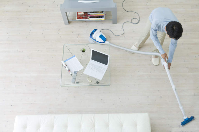 东方人,一个人,客厅,站,横图,俯视,室内,白天,阅读,电脑,笔记本电脑,地板,沙发,桌子,杂志,玻璃,亚洲,仅一个男性,仅一个人,弯腰,握,学习,服装,网络,电器,地面,拿,茶几,拿着,休闲装,黄种人,通讯设备,木地板,玻璃制品,仅一个年轻男性,衣服,遥控器,看,清洁,站着,休闲,休闲服,吸尘器,读书,浏览,握着,服饰,打扫,卫生,无线,起居室,家电,家用电器,保洁,通信设备,无线网络,清扫,布艺沙发,无线上网,便携式电脑,弯身,保洁工具,客堂,扫除,手提电脑,男人,男性,年轻男性,亚洲人,站立,彩图,高角度拍摄,全身