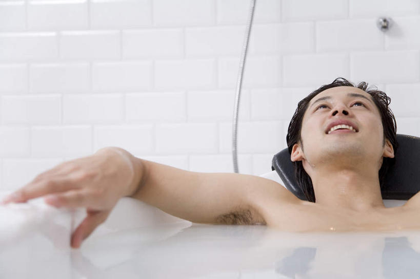 东方人,一个人,坐,躺,笑,微笑,露齿笑,横图,室内,白天,正面,洗澡,水,卫生间,浴室,亚洲,仅一个男性,仅一个人,阴影,服装,朦胧,模糊,反射,液体,影子,水滴,注视,休闲装,黄种人,干净,水管,裸露,仅一个年轻男性,衣服,浴缸,观察,看,清洁,享受,休闲,健康,休闲服,浴盆,放松,保健,服饰,观看,察看,卫生,关注,裸,泡汤,卧着,男人,男性,年轻男性,亚洲人,淋浴房,抬头,躺着,卧,仰头,坐着,半身,彩图,沐浴,冲凉房,沐浴间,沐浴室