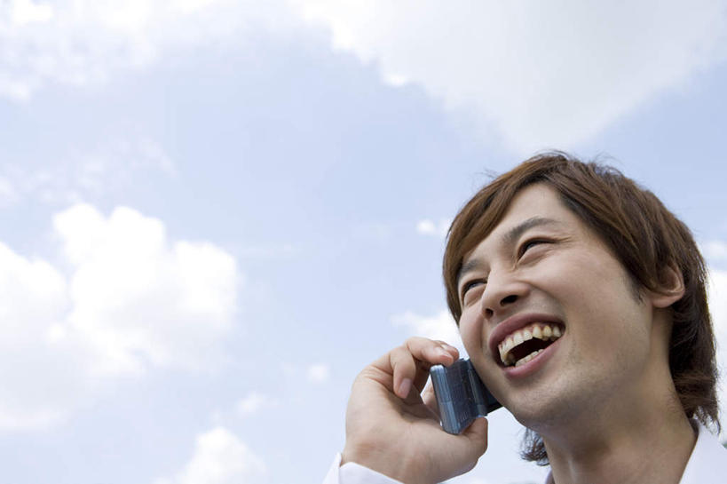 东方人,脸,头,脸颊,手,一个人,商务人士,商务男性,站,举,笑,说,打电话,微笑,露齿笑,横图,室外,特写,白天,仰视,衬衫,讨论,电话,手机,亚洲,仅一个男性,仅一个人,套装,朦胧,模糊,云,云朵,云彩,注视,黄种人,通讯设备,肩膀,仅一个年轻男性,蓝色,白云,蓝天,天空,天,观察,看,托,站着,手部,晴朗,观看,单手,察看,关注,商务装,工薪阶层,交流,男人,男性,年轻男性,亚洲人,头部,脸部,脸蛋,面部,白领,上班族,晴空,沟通,讲话,交谈,举起,举手,举着,商讨,说话,谈话,通话,向上举,向上伸,向上托,站立,半身,彩图,低角度拍摄,衬衣