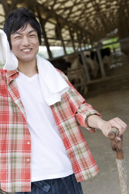 东方人,一个人,站,举,笑,微笑,露齿笑,竖图,室外,白天,正面,亚洲,仅一个男性,仅一个人,一把,擦,抚摸,握,服装,朦胧,模糊,铲子,纺织物,工具,铁铲,拿,拿着,注视,休闲装,黄种人,仅一个年轻男性,衣服,毛巾,观察,看,清洁,托,站着,休闲,休闲服,擦拭,握着,服饰,观看,保暖,察看,关注,透气,防水,储水,耐磨,吸水,揩擦,拭,男人,男性,年轻男性,亚洲人,举起,举手,举着,向上举,向上伸,向上托,站立,半身,彩图,轻抚