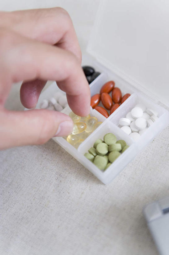 东方人,手,一个人,竖图,俯视,室内,特写,白天,安全,亚洲,仅一个男性,仅一个人,一堆,一排,许多,握,堆叠,堆积,服装,朦胧,模糊,整齐,药剂,药丸,塑料,防护,拿,拿着,休闲装,黄种人,药盒,药片,排列,仅一个年轻男性,一个,衣服,黄色,红色,绿色,白色,容器,塑料制品,药品,休闲,手部,休闲服,治疗,握着,服饰,单个,堆,保护,单手,药物,医疗,队列,保险,预防,平安,男人,男性,年轻男性,亚洲人,半身,彩图,高角度拍摄