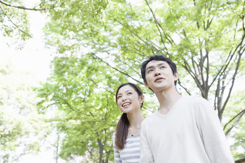 东方人,两个人,家庭,夫妻,站,笑,微笑,露齿笑,横图,室外,白天,仰视,爱情,树林,植物,亚洲,服装,浪漫,注视,休闲装,黄种人,树,树木,衣服,蓝色,绿色,蓝天,天空,自然,天,观察,看,站着,休闲,温暖,温馨,一家人,休闲服,恩爱,恋人,服饰,生长,晴朗,成长,观看,和睦,察看,关注,万里无云,男人,男性,年轻男性,年轻女性,女人,女性,亚洲人,年轻人,夫妇,情侣,晴空,晴空万里,抬头,仰头,站立,半身,彩图,低角度拍摄,伴侣,融洽