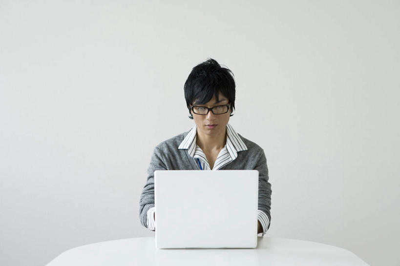 东方人,一个人,商务人士,商务男性,办公室,坐,横图,室内,白天,正面,衬衫,电脑,笔记本电脑,家具,桌子,亚洲,仅一个男性,仅一个人,敲打,套装,网络,眼镜,办公桌,注视,黄种人,输入,通讯设备,仅一个年轻男性,打字,观察,看,观看,点击,敲击,察看,无线,关注,通信设备,商务装,无线网络,近视眼镜,无线上网,便携式电脑,工薪阶层,办公家具,按键,手提电脑,男人,男性,年轻男性,亚洲人,白领,上班族,坐着,半身,彩图,衬衣