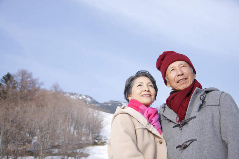 东方人,两个人,夫妻,站,笑,微笑,露齿笑,横图,室外,白天,仰视,爱情,草地,草坪,山,山脉,雪,植物,大雪,帽子,亚洲,服装,装饰,积雪,山峰,雪景,云,云朵,冬季,冬天,山峦,浪漫,云彩,注视,黄种人,草,衣服,蓝色,绿色,白云,蓝天,天空,围巾,群山,天,观察,看,站着,温暖,恩爱,寒冷,恋人,服饰,晴朗,围脖,观看,羽绒服,保暖,华丽,点缀,察看,御寒,关注,衬托,美观,雅致,雅观,棉帽,严寒,冬装,老年男性,老年女性,男人,男性,女人,女性,亚洲人,夫妇,情侣,晴空,站立,半身,彩图,低角度拍摄,伴侣