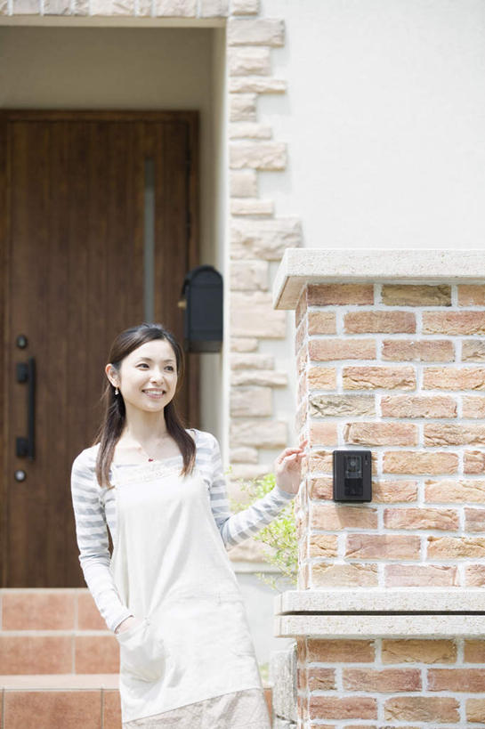 东方人,一个人,家,站,举,笑,微笑,露齿笑,竖图,室外,白天,正面,旅游,度假,美景,别墅,城市风光,城市,建筑,亚洲,仅一个年轻女性,仅一个女性,仅一个人,服装,房屋,屋子,景观,公寓,注视,休闲装,黄种人,娱乐,建设,洋房,楼房,住宅,衣服,观察,看,托,站着,享受,休闲,休闲服,景色,放松,服饰,观看,察看,关注,单手抄兜,单手放兜,年轻女性,女人,女性,亚洲人,插兜,举起,举手,举着,手插兜,手放口袋,向上举,向上伸,向上托,站立,半身,彩图,房子,手抄兜