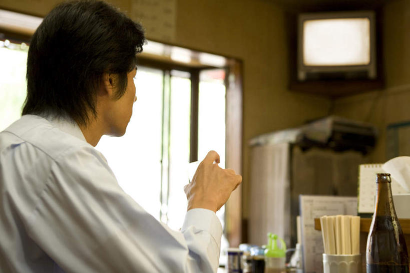 东方人,一个人,商务人士,商务男性,餐厅,坐,横图,室内,白天,侧面,衬衫,电视,亚洲,仅一个男性,仅一个人,握,悬挂,套装,朦胧,模糊,挂,拿,拿着,注视,黄种人,玻璃制品,酒瓶,仅一个年轻男性,玻璃瓶,瓶子,观察,看,握着,观看,察看,关注,彩电,商务装,工薪阶层,彩色电视机,显像管屏,显像管屏幕,男人,男性,年轻男性,亚洲人,白领,上班族,电视机,坐着,半身,彩图,衬衣,餐馆,饭店,饭馆