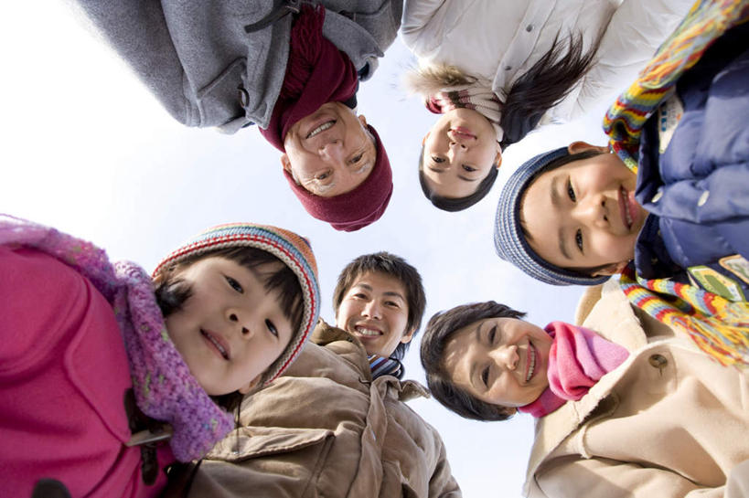 东方人,儿童,老年人,母亲,父亲,女儿,祖母,祖父,三代同堂,站,笑,微笑,露齿笑,横图,室外,白天,仰视,纯洁,帽子,亚洲,服装,装饰,许多人,注视,黄种人,祖孙三代,小孩,衣服,蓝色,蓝天,天空,围巾,天,低头,观察,看,站着,一群人,温暖,温馨,父女,母女,父爱,可爱,母爱,童年,童趣,服饰,晴朗,奶奶,爷爷,围脖,观看,祖孙,羽绒服,保暖,华丽,点缀,和睦,察看,御寒,关注,童真,烂漫,无邪,外婆,外孙女,外祖母,外公,外祖父,外孙,万里无云,外孙子,衬托,美观,雅致,雅观,棉帽,冬装,天真,老年男性,老年女性,男孩,男人,男性,年轻男性,年轻女性,女孩,女人,女性,亚洲人,孩子,年轻人,全家福,孙女,孙子,晴空,晴空万里,站立,半身,彩图,低角度拍摄,融洽,男生,女生,爸爸,多代同堂,妈妈