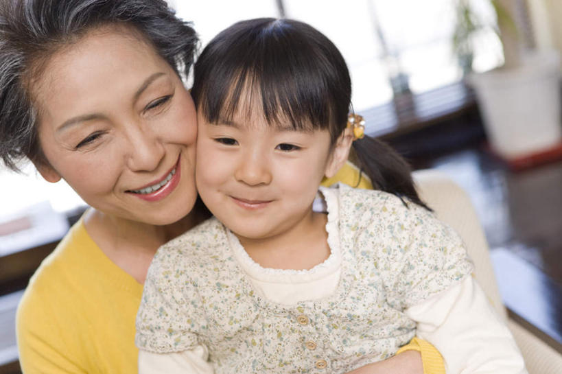 东方人,儿童,老年人,脸,头,脸颊,两个人,家庭,祖母,客厅,坐,抱,笑,微笑,露齿笑,横图,室内,特写,白天,正面,纯洁,窗户,亚洲,服装,朦胧,模糊,注视,休闲装,黄种人,肩膀,玻璃窗,小孩,衣服,观察,看,休闲,温暖,温馨,一家人,休闲服,可爱,童年,童趣,服饰,奶奶,抱着,观看,祖孙,和睦,察看,起居室,搂着,关注,童真,烂漫,无邪,外婆,外孙女,外祖母,天真,老年女性,女孩,女人,女性,亚洲人,孩子,头部,脸部,脸蛋,面部,孙女,怀抱,搂,搂抱,相抱,拥抱,坐着,半身,彩图,融洽,女生