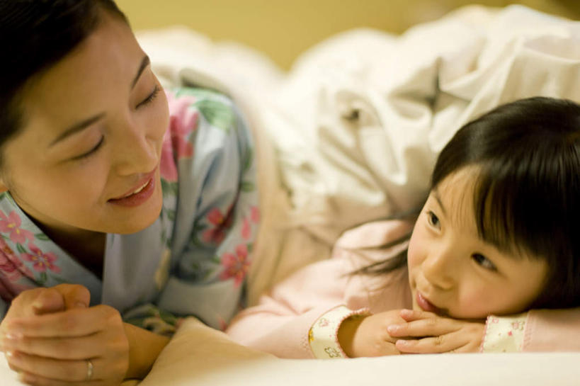 东方人,儿童,两个人,家庭,母亲,女儿,躺,笑,说,微笑,露齿笑,横图,室内,白天,正面,讨论,纯洁,床,亚洲,撑,服装,朦胧,模糊,双人床,床单,注视,休闲装,黄种人,被子,小孩,衣服,观察,看,趴着,休闲,温暖,温馨,母女,一家人,休闲服,可爱,母爱,童年,童趣,服饰,观看,和睦,察看,撑着,被单,关注,童真,烂漫,无邪,卧着,交流,天真,年轻女性,女孩,女人,女性,亚洲人,孩子,年轻人,沟通,讲话,交谈,趴,商讨,说话,谈话,躺着,卧,半身,彩图,融洽,女生