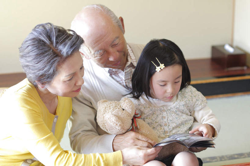 东方人,儿童,老年人,三个人,家庭,夫妻,祖母,祖父,坐,抱,说,横图,俯视,室内,白天,爱情,看书,讨论,游戏,阅读,纯洁,熊,书籍,玩具,亚洲,握,学习,服装,朦胧,模糊,玩偶,泰迪熊,浪漫,拿,玩,拿着,注视,休闲装,黄种人,娱乐,小孩,衣服,玩具熊,书本,观察,看,休闲,温暖,温馨,一家人,休闲服,恩爱,可爱,童年,童趣,益智,读书,浏览,握着,恋人,服饰,毛绒玩具,奶奶,爷爷,抱着,观看,祖孙,安慰,和睦,察看,搂着,发泄,关注,消遣,发卡,童真,烂漫,无邪,外婆,外孙女,外祖母,外公,外祖父,宣泄,罗斯福熊,交流,天真,老年男性,老年女性,男人,男性,女孩,女人,女性,亚洲人,孩子,夫妇,情侣,孙女,书,图书,沟通,怀抱,讲话,交谈,搂,搂抱,商讨,说话,谈话,玩耍,嬉戏,相抱,拥抱,坐着,半身,彩图,高角度拍摄,伴侣,融洽,女生