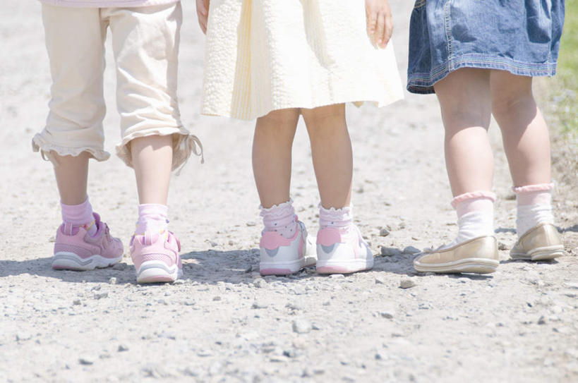 东方人,儿童,腿部,腿,三个人,伙伴,朋友,站,走,横图,俯视,室外,特写,白天,友谊,纯洁,草地,草坪,植物,道路,路,亚洲,阴影,服装,朦胧,模糊,光线,影子,小路,交通,休闲装,黄种人,草,小孩,衣服,绿色,阳光,站着,休闲,休闲服,可爱,童年,童趣,服饰,乡间小路,童真,烂漫,无邪,天真,友情,男孩,男人,男性,女孩,女人,女性,亚洲人,步行,散步,站立,走路,半身,彩图,高角度拍摄,男生,女生