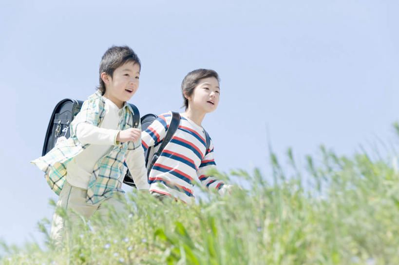 东方人,儿童,两个人,笑,微笑,露齿笑,横图,室外,白天,仰视,纯洁,草地,草坪,植物,亚洲,奔驰,服装,包,书包,注视,休闲装,黄种人,草,小孩,衣服,蓝色,绿色,蓝天,天空,背包,天,奔跑,观察,看,休闲,休闲服,可爱,童年,童趣,服饰,晴朗,观看,单肩包,察看,关注,童真,烂漫,无邪,万里无云,天真,男孩,男人,男性,亚洲人,晴空,晴空万里,半身,彩图,低角度拍摄,男生