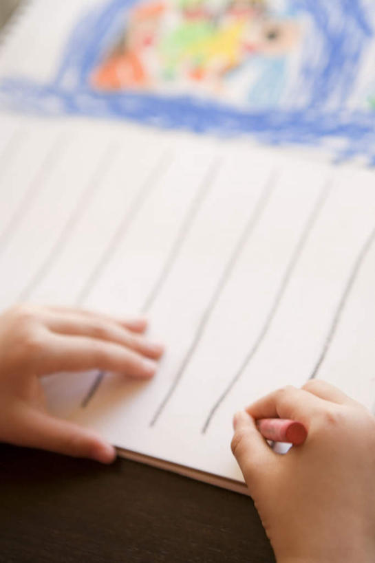 东方人,儿童,手,一个人,坐,竖图,俯视,室内,特写,白天,纯洁,亚洲,双手,仅一个女性,仅一个人,握,服装,朦胧,模糊,笔,蜡笔,线条,办公用品,拿,图画,拿着,休闲装,黄种人,画,文具,小孩,衣服,学习用品,仅一个小孩,休闲,手部,休闲服,可爱,童年,童趣,握着,服饰,文具用品,童真,烂漫,无邪,天真,女孩,女人,女性,亚洲人,孩子,坐着,半身,彩图,高角度拍摄,女生