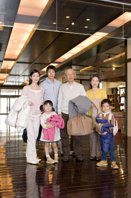 东方人,儿童,老年人,夫妻,母亲,父亲,女儿,儿子,祖母,祖父,三代同堂,站,笑,微笑,露齿笑,竖图,室内,白天,正面,爱情,纯洁,地板,亚洲,握,服装,包,皮包,走道,走廊,过道,地面,许多人,浪漫,拿,拎,拿着,注视,休闲装,黄种人,祖孙三代,木地板,小孩,衣服,观察,看,站着,一群人,休闲,温暖,温馨,父女,父子,母女,母子,休闲服,恩爱,父爱,可爱,母爱,童年,童趣,握着,恋人,服饰,奶奶,爷爷,观看,祖孙,羽绒服,保暖,单肩包,和睦,察看,御寒,关注,童真,烂漫,无邪,外婆,外孙女,外祖母,外公,外祖父,外孙,外孙子,冬装,天真,老年男性,老年女性,男孩,男人,男性,年轻男性,年轻女性,女孩,女人,女性,亚洲人,孩子,年轻人,夫妇,情侣,全家福,孙女,孙子,站立,彩图,全身,伴侣,融洽,男生,女生,拎着,爸爸,多代同堂,妈妈