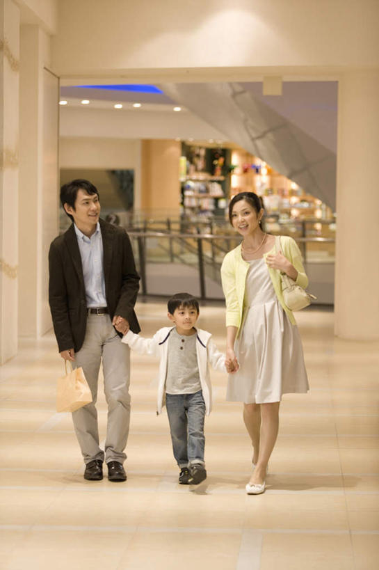 东方人,儿童,三个人,家庭,夫妻,母亲,父亲,儿子,商店,走,握手,笑,微笑,露齿笑,竖图,室内,白天,正面,爱情,购物,纯洁,消费,超市,袋子,亚洲,服装,包装袋,手提袋,购物袋,浪漫,注视,休闲装,黄种人,小孩,衣服,观察,看,休闲,温暖,温馨,父子,母子,三口之家,一家人,休闲服,恩爱,父爱,可爱,母爱,童年,童趣,金融,恋人,百货,服饰,观看,和睦,察看,购买,关注,选购,贸易,童真,百货公司,烂漫,无邪,血拼,天真,男孩,男人,男性,年轻男性,年轻女性,女人,女性,亚洲人,孩子,年轻人,夫妇,情侣,步行,搀手,拉手,散步,手搀手,手拉手,手牵手,手握手,走路,彩图,全身,购物商场,购物中心,商业中心,伴侣,融洽,男生