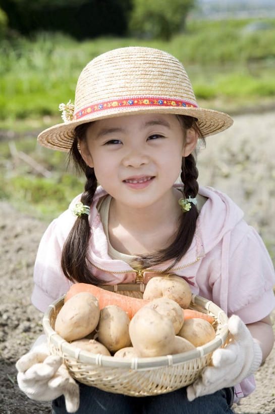 东方人,儿童,一个人,站,捧,笑,微笑,露齿笑,竖图,俯视,室外,白天,纯洁,萝卜,胡萝卜,蔬菜,土豆,帽子,亚洲,仅一个女性,仅一个人,服装,朦胧,模糊,新鲜,篮子,食品,注视,休闲装,黄种人,食物,小孩,衣服,遮阳帽,观察,看,站着,仅一个小孩,休闲,休闲服,可爱,童年,童趣,服饰,藤编,有机食品,绿色食品,观看,察看,关注,童真,烂漫,无邪,馍馍蛋,天真,女孩,女人,女性,亚洲人,孩子,洋芋,山药蛋,马铃薯,红萝卜,甘荀,端,端着,捧着,手捧,站立,半身,彩图,高角度拍摄,女生