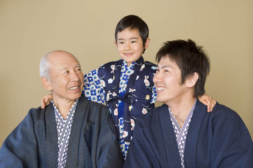 东方人,儿童,三个人,家庭,父亲,儿子,祖父,站,坐,笑,微笑,露齿笑,横图,室内,白天,正面,民族服装,纯洁,亚洲,和服,注视,黄种人,小孩,观察,看,站着,温暖,温馨,父子,一家人,父爱,可爱,童年,童趣,搭,摄影,服饰,影棚,爷爷,观看,祖孙,和睦,察看,搭着,关注,童真,烂漫,无邪,外公,外祖父,外孙,吴服,唐草,唐花,唐锦,外孙子,天真,老年男性,男孩,男人,男性,年轻男性,亚洲人,孩子,年轻人,孙子,站立,坐着,半身,彩图,影棚拍摄,传统服装,民俗服,拍摄,融洽,男生