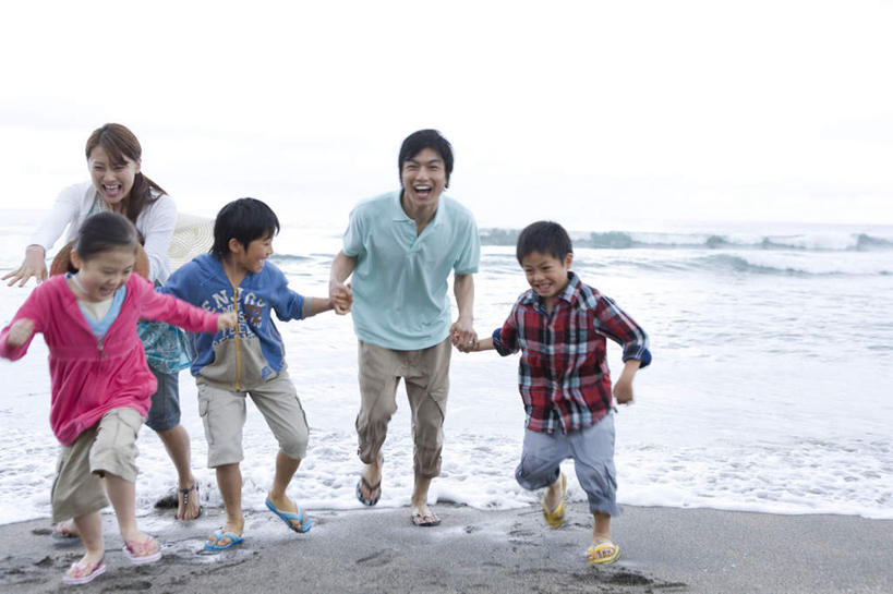 东方人,儿童,家庭,夫妻,母亲,父亲,女儿,儿子,握手,笑,微笑,露齿笑,横图,室外,白天,正面,凉鞋,爱情,纯洁,海浪,海洋,沙滩,鞋子,亚洲,五个人,奔驰,服装,沙子,海岸,浪花,水平线,海平线,沙地,许多人,浪漫,扭头,注视,休闲装,黄种人,小孩,衣服,蓝色,蓝天,天空,海水,天,奔跑,观察,看,转头,一群人,休闲,温暖,温馨,父女,父子,母女,母子,一家人,休闲服,恩爱,父爱,可爱,母爱,童年,童趣,恋人,服饰,晴朗,观看,和睦,察看,关注,海景,童真,烂漫,无邪,万里无云,天真,男孩,男人,男性,年轻男性,年轻女性,女孩,女人,女性,亚洲人,孩子,年轻人,夫妇,情侣,大海,风浪,海,海水的波动,海滩,近岸浪,涌浪,晴空,晴空万里,搀手,拉手,手搀手,手拉手,手牵手,手握手,彩图,全身,夹趾拖鞋,人字拖,人字拖鞋,伴侣,融洽,男生,女生