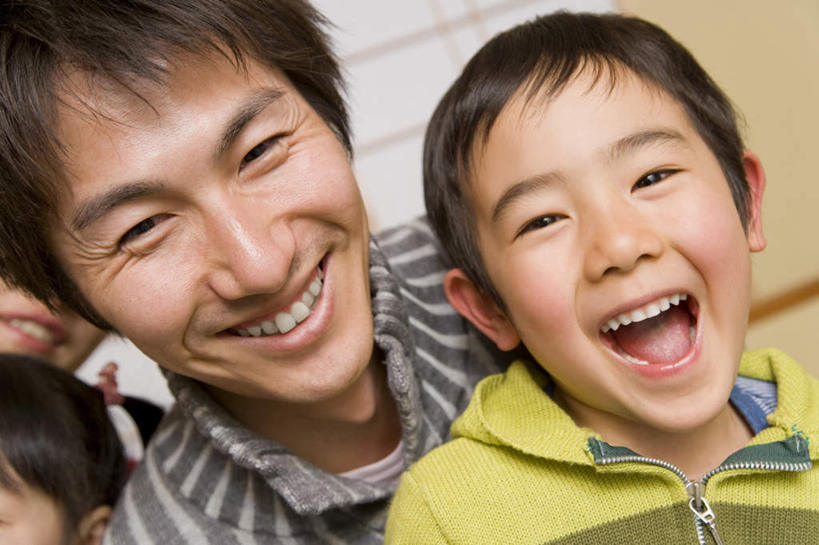 东方人,儿童,脸,头,脸颊,四个人,家庭,夫妻,母亲,父亲,女儿,儿子,坐,抱,笑,微笑,大笑,露齿笑,横图,室内,特写,白天,正面,爱情,兴奋,纯洁,亚洲,服装,朦胧,模糊,浪漫,注视,休闲装,黄种人,肩膀,小孩,衣服,观察,看,张嘴,休闲,温暖,温馨,父女,父子,母女,母子,一家人,休闲服,恩爱,父爱,可爱,母爱,童年,童趣,恋人,服饰,抱着,观看,和睦,察看,搂着,关注,张大嘴巴,童真,烂漫,无邪,哈哈大笑,天真,男孩,男人,男性,年轻男性,年轻女性,女孩,女人,女性,亚洲人,孩子,年轻人,头部,脸部,脸蛋,面部,夫妇,情侣,张开嘴,怀抱,搂,搂抱,相抱,拥抱,坐着,半身,彩图,高兴,狂笑,伴侣,融洽,男生,女生