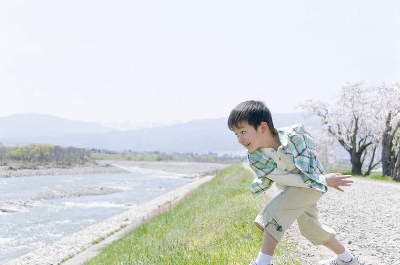 东方人,儿童,一个人,站,笑,微笑,露齿笑,横图,室外,白天,侧面,纯洁,草地,草坪,河流,山,山脉,树林,水,植物,樱花,亚洲,仅一个男性,仅一个人,许多,弯腰,服装,盛开,河水,山峰,水流,山峦,花蕾,注视,休闲装,黄种人,草,花,花瓣,花朵,鲜花,树,树木,小孩,衣服,蓝色,绿色,白色,蓝天,天空,自然,群山,天,花苞,花蕊,观察,看,站着,仅一个小孩,休闲,休闲服,可爱,童年,童趣,服饰,生长,晴朗,成长,观看,察看,关注,童真,烂漫,无邪,万里无云,弯身,仙樱花,福岛樱,青肤樱,天真,男孩,男人,男性,亚洲人,孩子,晴空,晴空万里,荆桃,站立,半身,彩图,男生