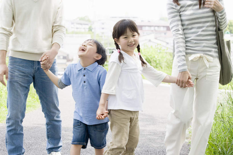 东方人,儿童,四个人,家庭,夫妻,母亲,父亲,女儿,儿子,站,握手,笑,微笑,大笑,露齿笑,横图,室外,白天,正面,爱情,兴奋,纯洁,道路,路,亚洲,服装,朦胧,模糊,包,皮包,小路,交通,浪漫,注视,休闲装,黄种人,小孩,衣服,观察,看,站着,张嘴,休闲,温暖,温馨,父女,父子,母女,母子,一家人,休闲服,恩爱,父爱,可爱,母爱,童年,童趣,恋人,服饰,乡间小路,观看,单肩包,和睦,察看,关注,张大嘴巴,童真,烂漫,无邪,哈哈大笑,天真,男孩,男人,男性,年轻男性,年轻女性,女孩,女人,女性,亚洲人,孩子,年轻人,夫妇,情侣,张开嘴,搀手,拉手,手搀手,手拉手,手牵手,手握手,站立,半身,彩图,高兴,狂笑,伴侣,融洽,男生,女生