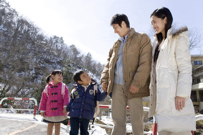 东方人,儿童,四个人,家庭,夫妻,母亲,父亲,女儿,儿子,站,握手,笑,微笑,露齿笑,横图,室外,白天,仰视,爱情,纯洁,树林,雪,植物,大雪,亚洲,许多,服装,积雪,雪景,冬季,冬天,浪漫,黄种人,相视,树,树木,小孩,衣服,蓝色,绿色,蓝天,天空,自然,天,站着,温暖,温馨,父女,父子,母女,母子,一家人,面对面,恩爱,父爱,寒冷,可爱,母爱,童年,童趣,恋人,服饰,生长,晴朗,成长,羽绒服,对视,保暖,和睦,御寒,相对,童真,烂漫,无邪,万里无云,相看,严寒,冬装,天真,男孩,男人,男性,年轻男性,年轻女性,女孩,女人,女性,亚洲人,孩子,年轻人,夫妇,情侣,晴空,晴空万里,搀手,拉手,手搀手,手拉手,手牵手,手握手,站立,半身,彩图,低角度拍摄,伴侣,融洽,男生,女生