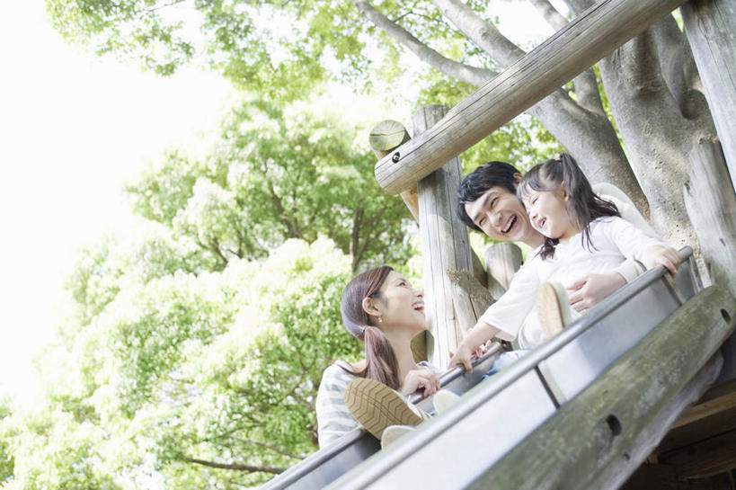 东方人,儿童,三个人,家庭,夫妻,母亲,父亲,女儿,坐,抱,笑,微笑,露齿笑,横图,室外,白天,仰视,爱情,纯洁,植物,亚洲,阴影,服装,朦胧,模糊,光线,影子,浪漫,休闲装,黄种人,相视,树,树木,小孩,衣服,蓝色,绿色,蓝天,天空,阳光,自然,天,休闲,温暖,温馨,父女,母女,三口之家,一家人,面对面,休闲服,滑滑梯,滑梯,恩爱,父爱,可爱,母爱,童年,童趣,恋人,服饰,生长,晴朗,成长,抱着,对视,和睦,搂着,相对,童真,烂漫,无邪,万里无云,相看,天真,男人,男性,年轻男性,年轻女性,女孩,女人,女性,亚洲人,孩子,年轻人,夫妇,情侣,晴空,晴空万里,怀抱,搂,搂抱,相抱,拥抱,坐着,半身,彩图,低角度拍摄,伴侣,融洽,女生