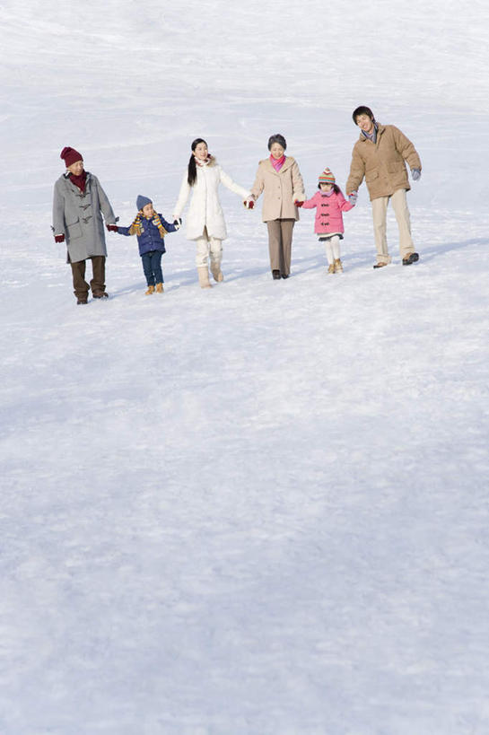 东方人,儿童,老年人,母亲,父亲,女儿,祖母,祖父,三代同堂,走,握手,笑,微笑,露齿笑,竖图,室外,白天,正面,纯洁,雪,大雪,帽子,亚洲,阴影,服装,朦胧,模糊,装饰,光线,影子,积雪,雪景,冬季,冬天,许多人,注视,黄种人,祖孙三代,小孩,衣服,阳光,围巾,观察,看,一群人,温暖,温馨,父女,母女,父爱,寒冷,可爱,母爱,童年,童趣,服饰,奶奶,爷爷,围脖,观看,祖孙,羽绒服,保暖,华丽,点缀,和睦,察看,御寒,关注,童真,烂漫,无邪,外婆,外孙女,外祖母,外公,外祖父,外孙,外孙子,衬托,美观,雅致,雅观,棉帽,严寒,冬装,天真,老年男性,老年女性,男孩,男人,男性,年轻男性,年轻女性,女孩,女人,女性,亚洲人,孩子,年轻人,全家福,孙女,孙子,步行,搀手,拉手,散步,手搀手,手拉手,手牵手,手握手,走路,彩图,全身,融洽,男生,女生,爸爸,多代同堂,妈妈