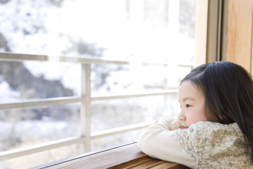 东方人,儿童,一个人,栏杆,站,横图,室内,白天,侧面,纯洁,雪,大雪,窗户,亚洲,仅一个女性,仅一个人,服装,朦胧,模糊,积雪,雪景,冬季,冬天,围栏,注视,休闲装,黄种人,护栏,玻璃窗,小孩,衣服,观察,看,趴着,站着,仅一个小孩,休闲,休闲服,寒冷,可爱,童年,童趣,服饰,观看,察看,关注,童真,烂漫,无邪,严寒,天真,女孩,女人,女性,亚洲人,孩子,趴,站立,半身,彩图,女生