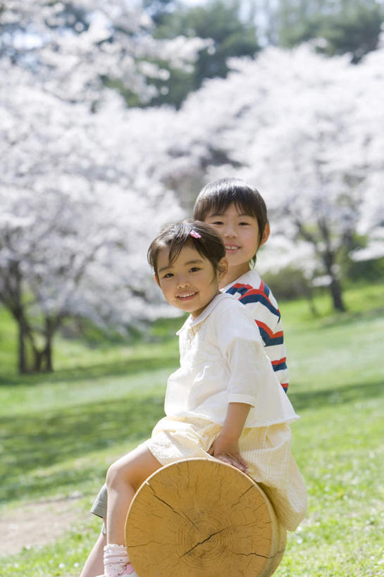 东方人,儿童,两个人,伙伴,朋友,坐,笑,微笑,露齿笑,竖图,室外,白天,侧面,友谊,纯洁,草地,草坪,树林,植物,樱花,亚洲,阴影,服装,盛开,光线,影子,花蕾,注视,休闲装,黄种人,草,花,花瓣,花朵,鲜花,树,树木,小孩,衣服,绿色,白色,阳光,自然,花苞,花蕊,观察,看,休闲,休闲服,可爱,童年,童趣,服饰,生长,成长,观看,察看,关注,童真,烂漫,无邪,仙樱花,福岛樱,青肤樱,天真,友情,男孩,男人,男性,女孩,女人,女性,亚洲人,荆桃,坐着,半身,彩图,男生,女生