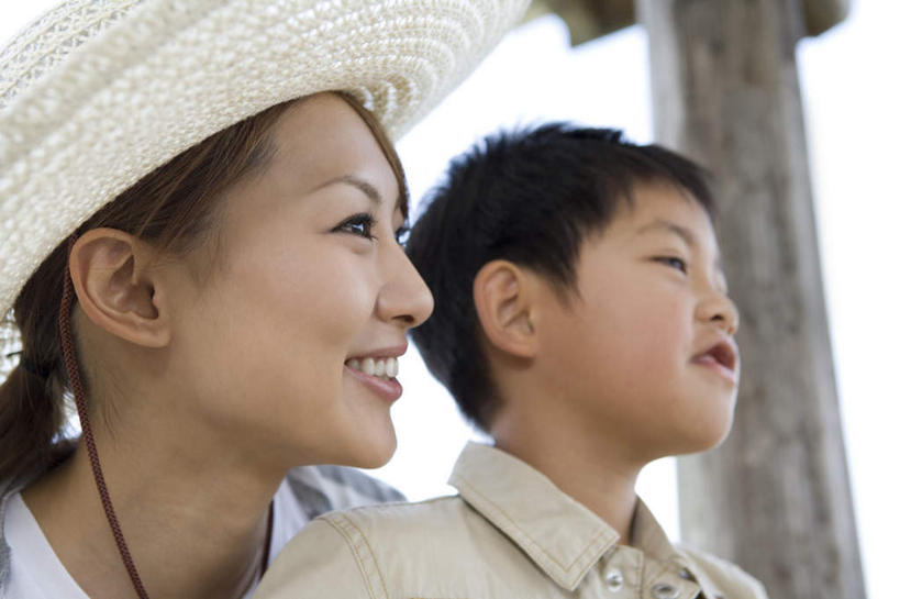 东方人,儿童,脸,头,脸颊,两个人,家庭,母亲,儿子,站,笑,微笑,露齿笑,横图,室外,特写,白天,侧面,纯洁,帽子,亚洲,服装,朦胧,模糊,注视,休闲装,黄种人,肩膀,小孩,衣服,蓝色,蓝天,天空,遮阳帽,天,观察,看,站着,休闲,温暖,温馨,母子,一家人,休闲服,可爱,母爱,童年,童趣,服饰,晴朗,观看,和睦,察看,关注,童真,烂漫,无邪,万里无云,天真,男孩,年轻女性,女人,女性,亚洲人,孩子,年轻人,头部,脸部,脸蛋,面部,晴空,晴空万里,站立,半身,彩图,融洽,男生