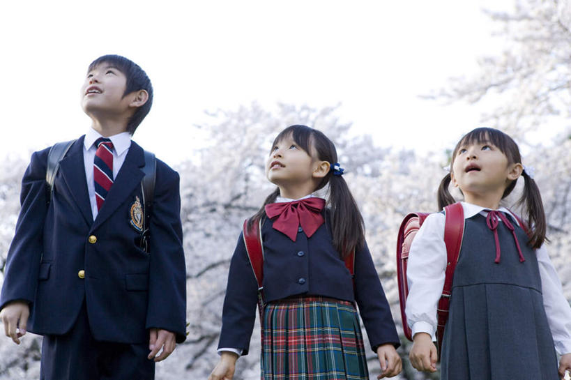 东方人,儿童,三个人,伙伴,朋友,站,横图,室外,白天,仰视,友谊,纯洁,樱花,亚洲,一排,服装,整齐,盛开,花蕾,注视,休闲装,黄种人,花,花瓣,花朵,鲜花,排列,小孩,衣服,蓝色,白色,蓝天,天空,天,花苞,花蕊,观察,看,站着,休闲,休闲服,可爱,童年,童趣,服饰,晴朗,观看,察看,队列,关注,童真,烂漫,无邪,万里无云,仙樱花,福岛樱,青肤樱,天真,友情,男孩,男人,男性,女孩,女人,女性,亚洲人,晴空,晴空万里,荆桃,抬头,仰头,站立,半身,彩图,低角度拍摄,男生,女生