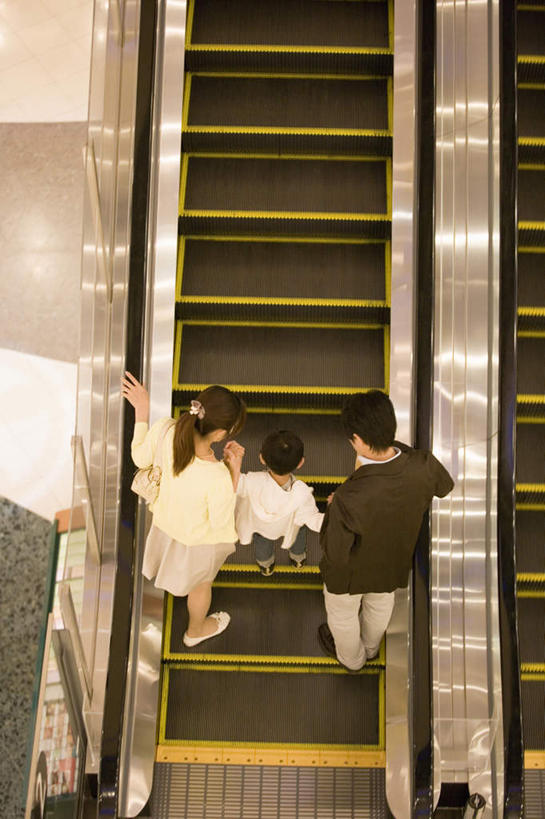 东方人,儿童,三个人,家庭,夫妻,母亲,父亲,女儿,站,竖图,俯视,室内,白天,爱情,纯洁,电梯,亚洲,握,服装,包,皮包,浪漫,拿,拿着,注视,休闲装,黄种人,自动电梯,小孩,衣服,观察,看,站着,休闲,温暖,温馨,父女,母女,三口之家,一家人,休闲服,恩爱,父爱,可爱,母爱,童年,童趣,握着,恋人,服饰,观看,单肩包,和睦,察看,关注,童真,烂漫,无邪,天真,男人,男性,年轻男性,年轻女性,女孩,女人,女性,亚洲人,孩子,年轻人,夫妇,情侣,站立,彩图,高角度拍摄,全身,伴侣,融洽,女生