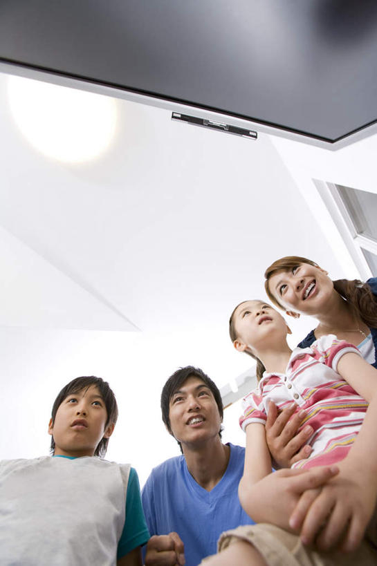 东方人,儿童,四个人,家庭,夫妻,母亲,父亲,女儿,儿子,坐,抱,笑,微笑,露齿笑,竖图,室内,白天,仰视,爱情,纯洁,天花板,电视,亚洲,服装,环保,浪漫,注视,休闲装,黄种人,小孩,衣服,绿色,液晶电视,观察,看,休闲,温暖,温馨,父女,父子,母女,母子,一家人,休闲服,恩爱,父爱,可爱,母爱,清晰,童年,童趣,恋人,服饰,轻薄,抱着,观看,回收,和睦,资源,察看,搂着,关注,彩电,利用,童真,便携,低碳,烂漫,无邪,循环,彩色电视机,天真,男孩,男人,男性,年轻男性,年轻女性,女孩,女人,女性,亚洲人,孩子,年轻人,夫妇,情侣,电视机,怀抱,搂,搂抱,相抱,拥抱,坐着,半身,彩图,低角度拍摄,伴侣,融洽,高清,男生,女生