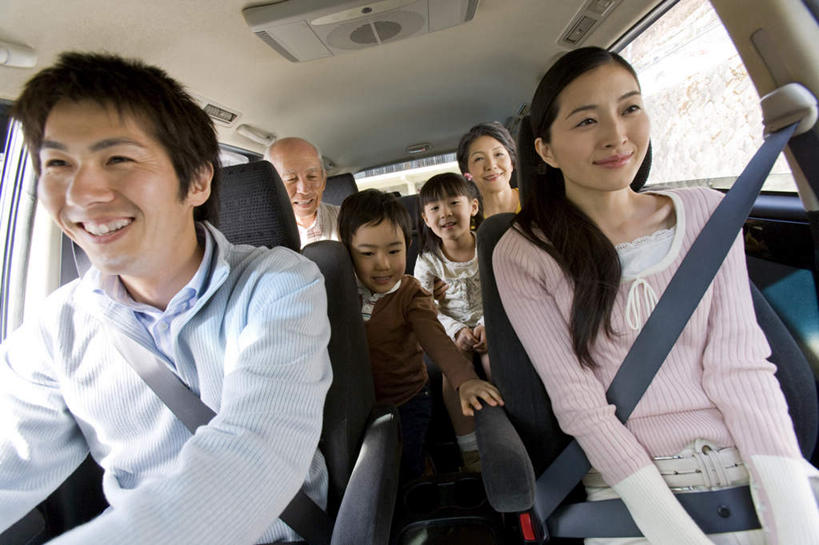 东方人,儿童,老年人,母亲,父亲,女儿,祖母,祖父,三代同堂,坐,抱,笑,微笑,露齿笑,横图,室内,白天,正面,纯洁,安全,汽车,亚洲,服装,朦胧,模糊,带子,防护,许多人,注视,休闲装,黄种人,祖孙三代,车,小孩,衣服,安全带,绳子,交通工具,轿车,观察,驾驶,看,行驶,一群人,休闲,温暖,温馨,父女,母女,休闲服,父爱,可爱,母爱,童年,童趣,服饰,奶奶,爷爷,抱着,观看,祖孙,保护,绳索,操纵,和睦,控制,察看,搂着,关注,载具,保险,童真,操控,烂漫,无邪,外婆,外孙女,外祖母,外公,外祖父,外孙,外孙子,安全绳,把持,平安,天真,老年男性,老年女性,男孩,男人,男性,年轻男性,年轻女性,女孩,女人,女性,亚洲人,孩子,年轻人,全家福,孙女,孙子,怀抱,搂,搂抱,相抱,拥抱,坐着,半身,彩图,融洽,男生,女生,爸爸,多代同堂,妈妈