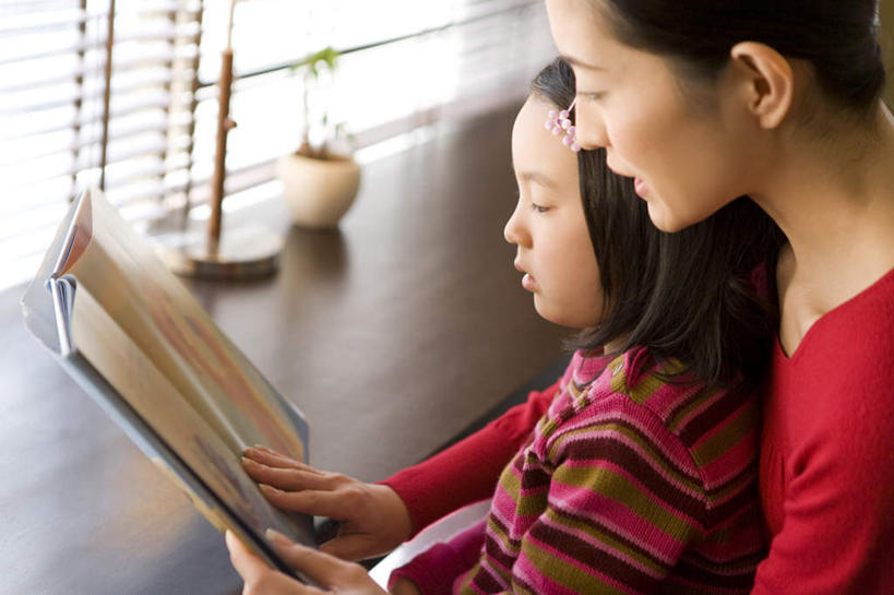 东方人,儿童,两个人,家庭,母亲,儿子,坐,抱,说,横图,俯视,室内,白天,看书,讨论,阅读,纯洁,植物,餐桌,桌子,书籍,亚洲,握,学习,服装,盆栽,盆景,拿,拿着,注视,休闲装,黄种人,小孩,衣服,绿色,自然,书本,观察,看,休闲,温暖,温馨,母子,一家人,休闲服,可爱,母爱,童年,童趣,读书,浏览,握着,服饰,生长,成长,餐台,抱着,观看,和睦,察看,搂着,关注,童真,烂漫,无邪,交流,天真,男孩,年轻女性,女人,女性,亚洲人,孩子,年轻人,书,图书,沟通,怀抱,讲话,交谈,搂,搂抱,商讨,说话,谈话,相抱,拥抱,坐着,半身,彩图,高角度拍摄,融洽,男生