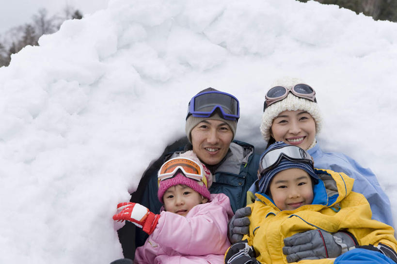 东方人,儿童,四个人,家庭,夫妻,母亲,父亲,女儿,儿子,坐,抱,笑,微笑,露齿笑,横图,俯视,室外,白天,爱情,纯洁,安全,雪,大雪,帽子,亚洲,服装,眼镜,积雪,雪景,冬季,冬天,防护,浪漫,注视,黄种人,小孩,衣服,蓝色,蓝天,天空,天,观察,看,温暖,温馨,父女,父子,母女,母子,一家人,恩爱,父爱,寒冷,可爱,母爱,童年,童趣,恋人,服饰,晴朗,抱着,观看,羽绒服,保暖,护目镜,保护,和睦,察看,搂着,御寒,关注,保险,童真,烂漫,无邪,万里无云,保全,周全,安稳,安定,棉帽,严寒,安全防护眼镜,冬装,平安,天真,男孩,男人,男性,年轻男性,年轻女性,女孩,女人,女性,亚洲人,孩子,年轻人,夫妇,情侣,晴空,晴空万里,怀抱,搂,搂抱,相抱,拥抱,坐着,半身,彩图,高角度拍摄,伴侣,融洽,防护眼镜,男生,女生