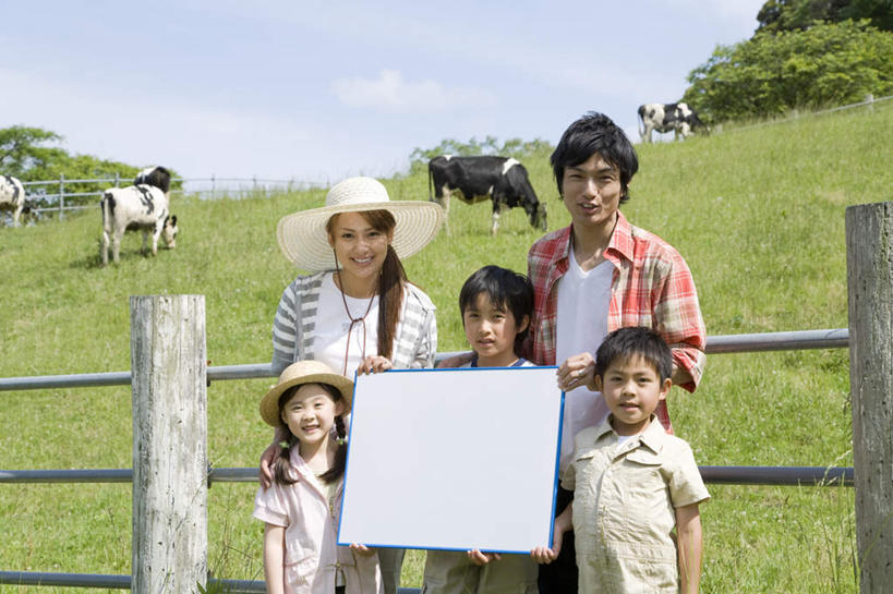 东方人,儿童,家庭,夫妻,母亲,父亲,女儿,儿子,站,举,横图,室外,白天,正面,爱情,纯洁,草地,草坪,植物,牛,帽子,亚洲,五个人,握,阴影,服装,光线,影子,云,云朵,许多人,浪漫,拿,云彩,拿着,注视,休闲装,黄种人,草,树,树木,小孩,衣服,蓝色,绿色,白云,蓝天,天空,阳光,自然,动物,白板,遮阳帽,天,观察,看,托,站着,一群人,休闲,温暖,温馨,父女,父子,母女,母子,一家人,休闲服,家畜,恩爱,父爱,可爱,母爱,童年,童趣,握着,恋人,服饰,牲畜,生长,晴朗,成长,观看,和睦,察看,关注,记录板,童真,烂漫,无邪,记事板,天真,男孩,男人,男性,年轻男性,年轻女性,女孩,女人,女性,亚洲人,孩子,年轻人,夫妇,情侣,晴空,奶牛,举起,举手,举着,向上举,向上伸,向上托,站立,半身,彩图,伴侣,融洽,男生,女生