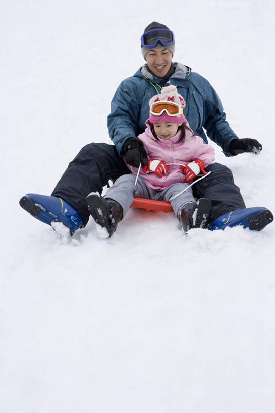 东方人,儿童,两个人,家庭,父亲,女儿,坐,笑,微笑,露齿笑,竖图,室外,白天,正面,锻炼,纯洁,运动,雪,大雪,亚洲,握,服装,滑雪,积雪,雪景,冬季,冬天,拿,拿着,注视,黄种人,小孩,衣服,观察,看,温暖,温馨,父女,一家人,父爱,寒冷,可爱,童年,童趣,握着,服饰,滑板,观看,羽绒服,保暖,和睦,察看,御寒,关注,童真,烂漫,无邪,严寒,冬装,体育,天真,男人,男性,年轻男性,女孩,亚洲人,孩子,年轻人,坐着,彩图,全身,健身,融洽,女生