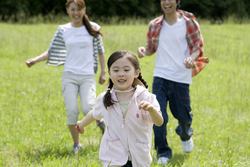 东方人,儿童,三个人,家庭,夫妻,母亲,父亲,女儿,走,跑,伸展双臂,笑,微笑,露齿笑,横图,室外,白天,正面,爱情,锻炼,纯洁,运动,草地,草坪,植物,亚洲,阴影,服装,朦胧,模糊,光线,影子,浪漫,注视,休闲装,黄种人,草,小孩,衣服,绿色,阳光,观察,看,休闲,温暖,温馨,父女,母女,三口之家,一家人,休闲服,恩爱,父爱,可爱,母爱,童年,童趣,恋人,服饰,观看,和睦,察看,关注,童真,烂漫,无邪,体育,天真,男人,男性,年轻男性,年轻女性,女孩,女人,女性,亚洲人,孩子,年轻人,夫妇,情侣,步行,敞开双臂,跑步,散步,伸开双臂,展开双肩,张开手臂,张开双臂,走路,半身,彩图,健身,伴侣,融洽,女生