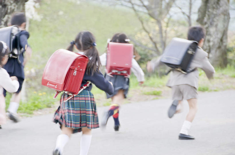 东方人,儿童,伙伴,朋友,横图,室外,白天,友谊,纯洁,草地,草坪,植物,道路,路,亚洲,五个人,奔驰,服装,朦胧,模糊,包,书包,小路,交通,许多人,休闲装,黄种人,草,树,树木,小孩,背面,衣服,红色,绿色,黑色,自然,背包,奔跑,一群人,休闲,同学,休闲服,可爱,童年,童趣,服饰,乡间小路,生长,成长,校友,童真,烂漫,无邪,同窗,学友,天真,友情,男孩,男人,男性,女孩,女人,女性,亚洲人,半身,彩图,双肩包,男生,女生