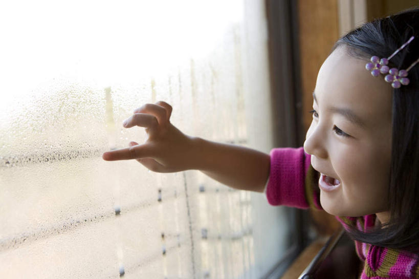 东方人,儿童,一个人,站,笑,大笑,横图,室内,白天,侧面,兴奋,纯洁,窗户,亚洲,仅一个女性,仅一个人,指,服装,水汽,雾气,注视,休闲装,黄种人,方向,玻璃窗,小孩,衣服,观察,看,手势,站着,张嘴,仅一个小孩,休闲,休闲服,可爱,童年,童趣,服饰,观看,察看,指向,食指,关注,张大嘴巴,童真,烂漫,无邪,哈哈大笑,天真,女孩,女人,女性,亚洲人,孩子,张开嘴,画画,站立,半身,彩图,高兴,狂笑,涂鸦,女生