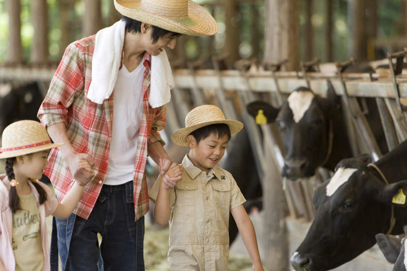 东方人,儿童,三个人,家庭,父亲,女儿,儿子,走,握手,笑,说,微笑,露齿笑,横图,室外,白天,正面,讨论,纯洁,牛,帽子,亚洲,一排,许多,服装,整齐,纺织物,注视,休闲装,黄种人,排列,小孩,衣服,动物,遮阳帽,毛巾,观察,看,清洁,休闲,温暖,温馨,父女,父子,一家人,休闲服,家畜,父爱,可爱,童年,童趣,服饰,牲畜,观看,保暖,和睦,察看,队列,关注,童真,透气,烂漫,无邪,防水,储水,耐磨,吸水,交流,天真,男孩,男人,男性,年轻男性,女孩,女人,女性,亚洲人,孩子,年轻人,奶牛,步行,搀手,沟通,讲话,交谈,拉手,散步,商讨,手搀手,手拉手,手牵手,手握手,说话,谈话,走路,半身,彩图,融洽,男生,女生