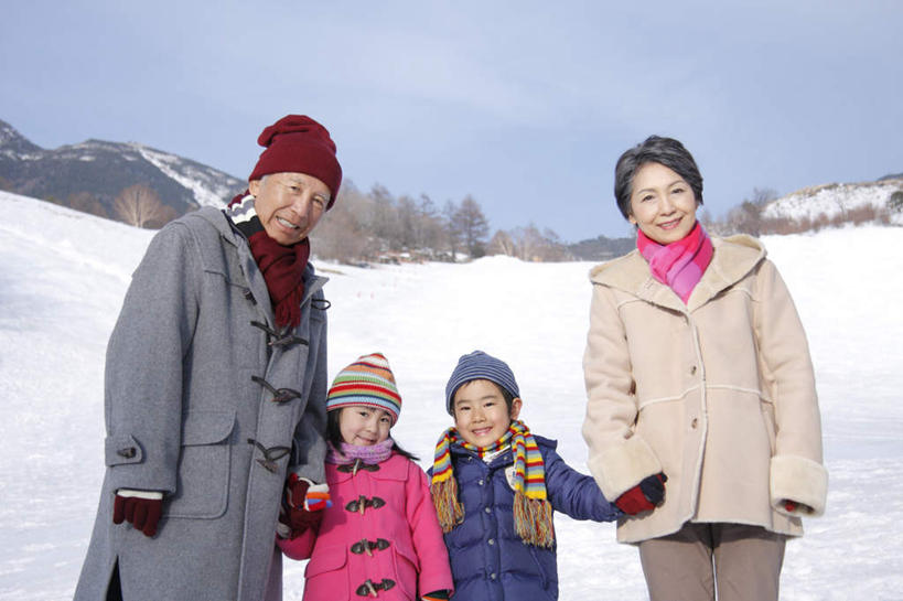 东方人,儿童,老年人,四个人,家庭,夫妻,祖母,祖父,站,握手,笑,微笑,露齿笑,横图,室外,白天,正面,爱情,纯洁,山,山脉,雪,大雪,亚洲,服装,装饰,积雪,山峰,雪景,云,云朵,冬季,冬天,山峦,浪漫,云彩,注视,黄种人,小孩,衣服,蓝色,白云,蓝天,天空,围巾,群山,天,观察,看,站着,温暖,温馨,一家人,恩爱,寒冷,可爱,童年,童趣,恋人,服饰,晴朗,奶奶,爷爷,围脖,观看,祖孙,羽绒服,保暖,华丽,点缀,和睦,察看,御寒,关注,童真,烂漫,无邪,外婆,外孙女,外祖母,外公,外祖父,外孙,外孙子,衬托,美观,雅致,雅观,严寒,冬装,天真,老年男性,老年女性,男孩,男人,男性,女孩,女人,女性,亚洲人,孩子,夫妇,情侣,孙女,孙子,晴空,搀手,拉手,手搀手,手拉手,手牵手,手握手,站立,半身,彩图,伴侣,融洽,男生,女生